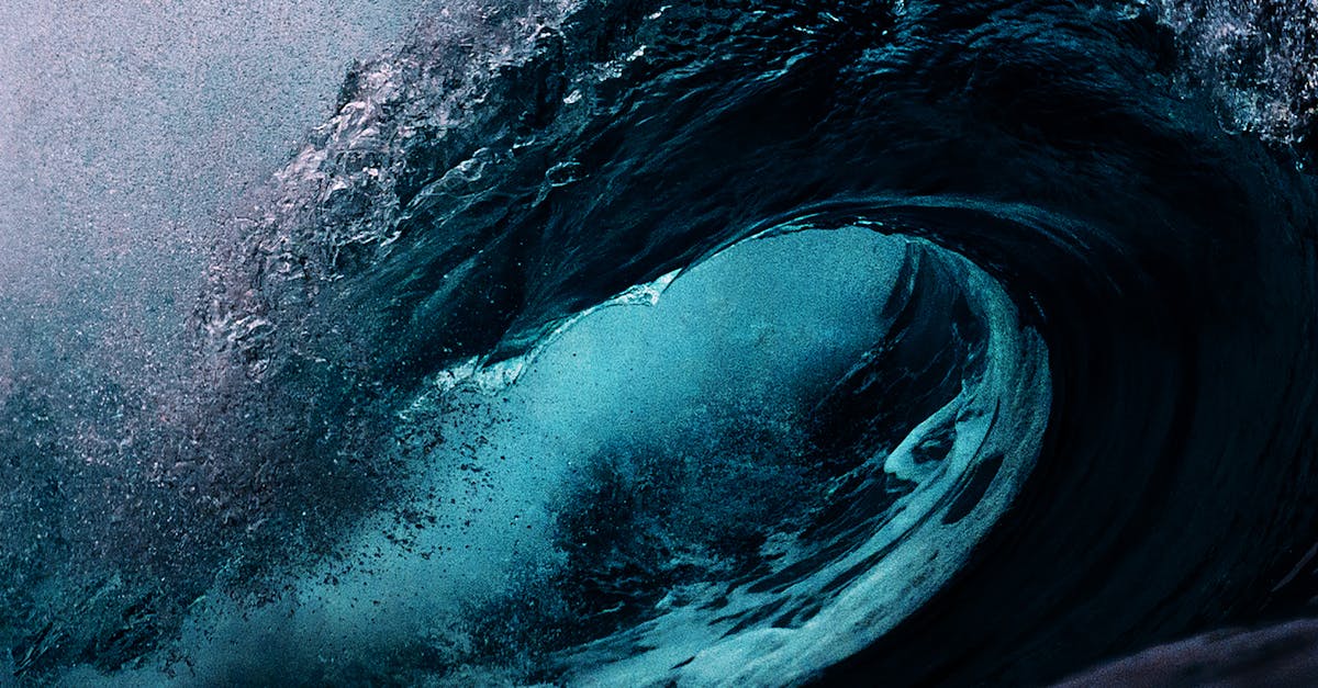 découvrez l'énergie marine, une source renouvelable prometteuse qui exploite la puissance des océans et des mers pour produire de l'électricité durable. apprenez comment cette technologie innovante contribue à la transition énergétique et préserve notre environnement.