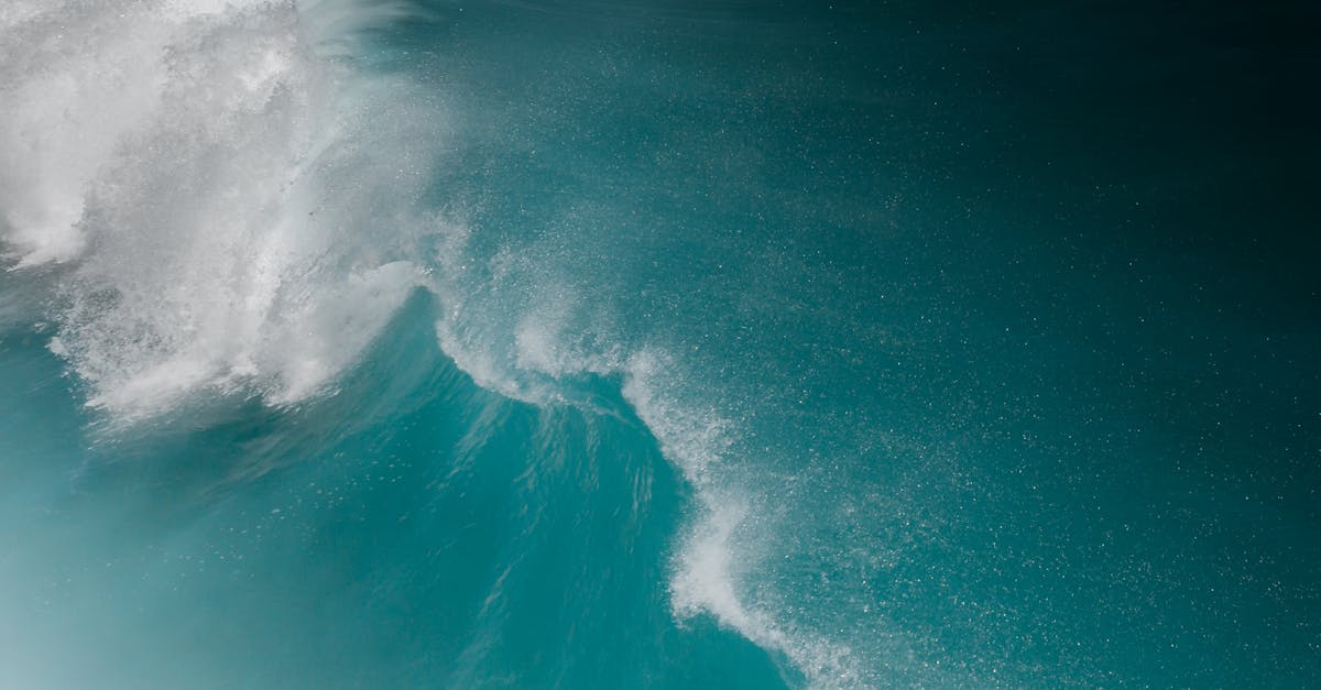 découvrez l'énergie marine, une source renouvelable innovante qui exploite la puissance des océans et des mers. explorez ses avantages, technologies et son rôle crucial dans la transition énergétique durable.