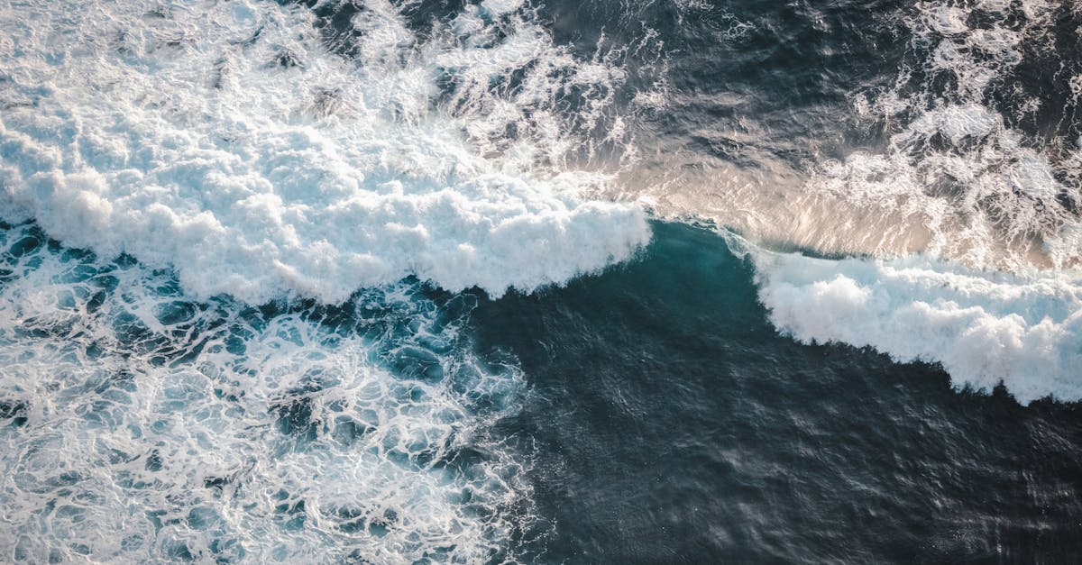 découvrez l'énergie marine, une source renouvelable prometteuse qui exploite la puissance des mers et des océans. explorez ses avantages, ses technologies innovantes et son rôle essentiel dans la transition énergétique.